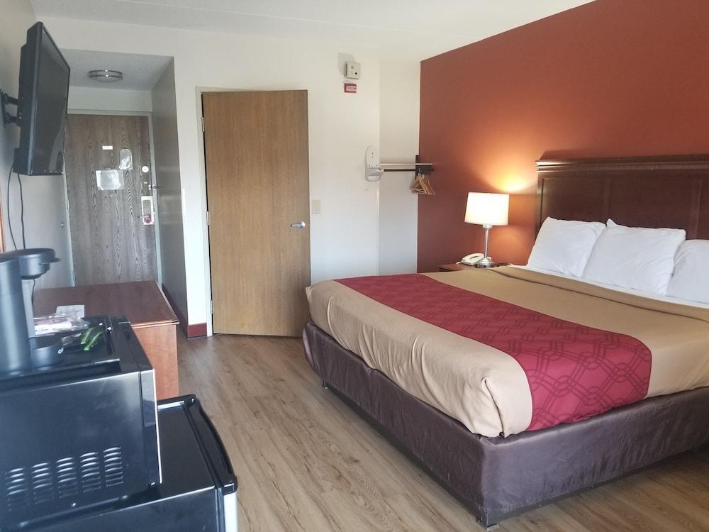 Econo Lodge Cadillac By Choice Exterior photo