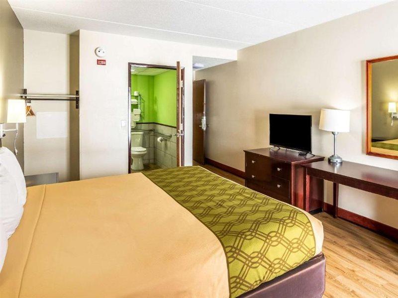 Econo Lodge Cadillac By Choice Exterior photo
