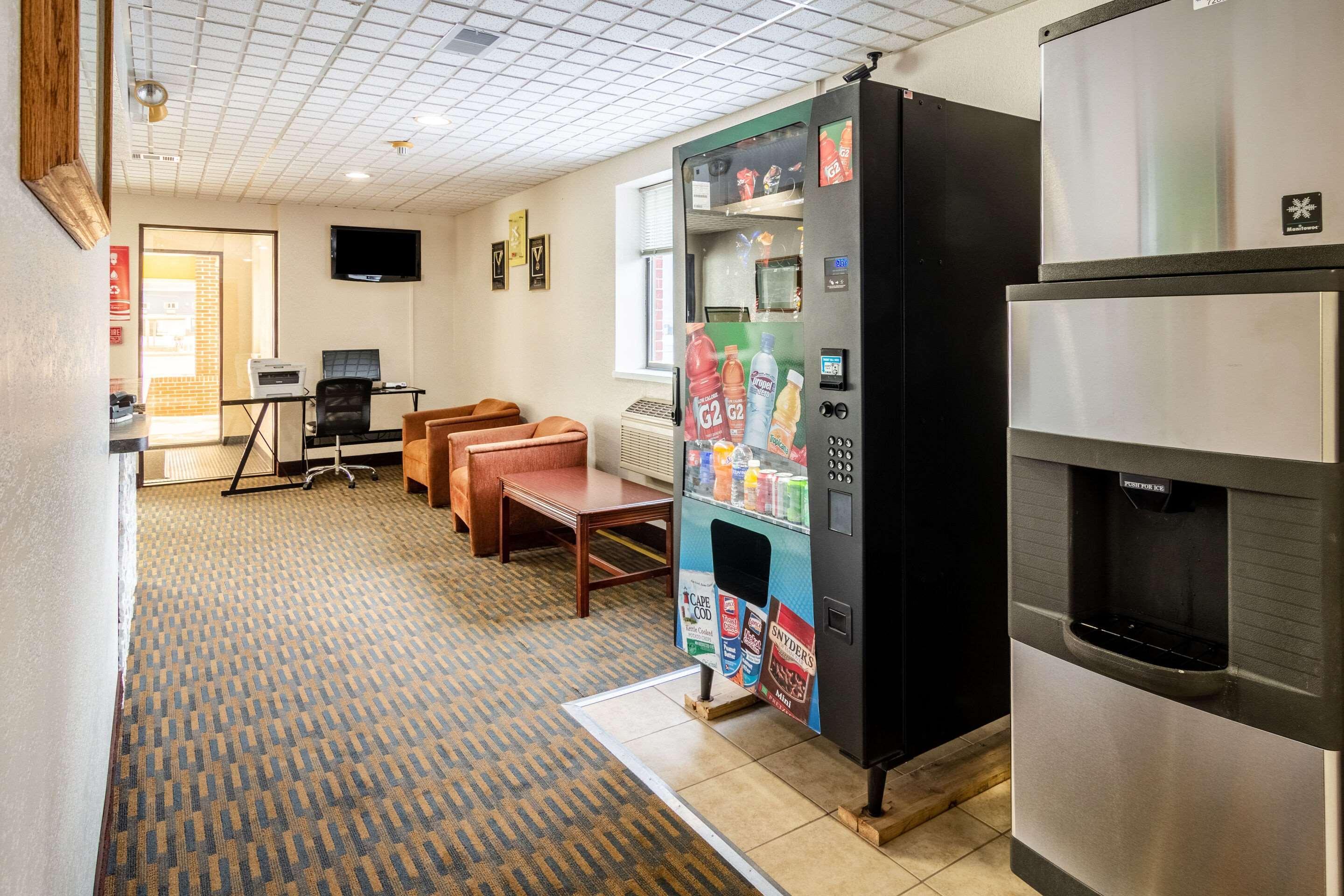 Econo Lodge Cadillac By Choice Exterior photo