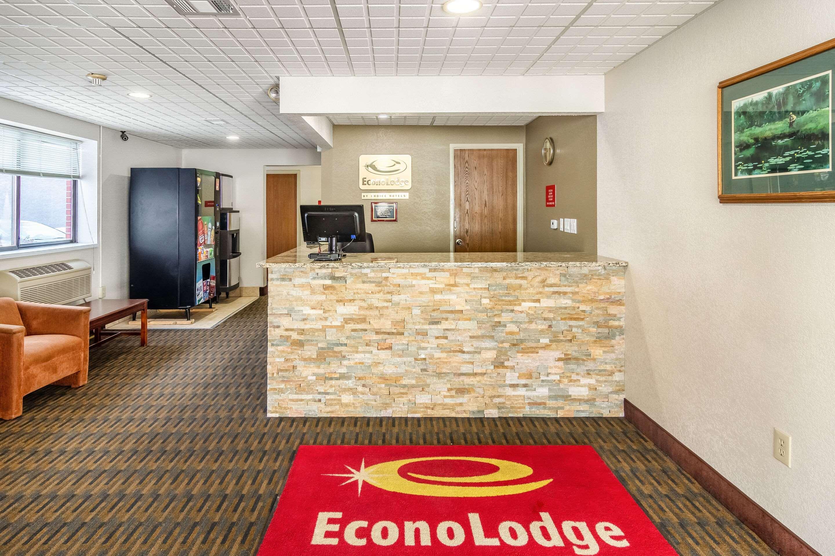 Econo Lodge Cadillac By Choice Exterior photo