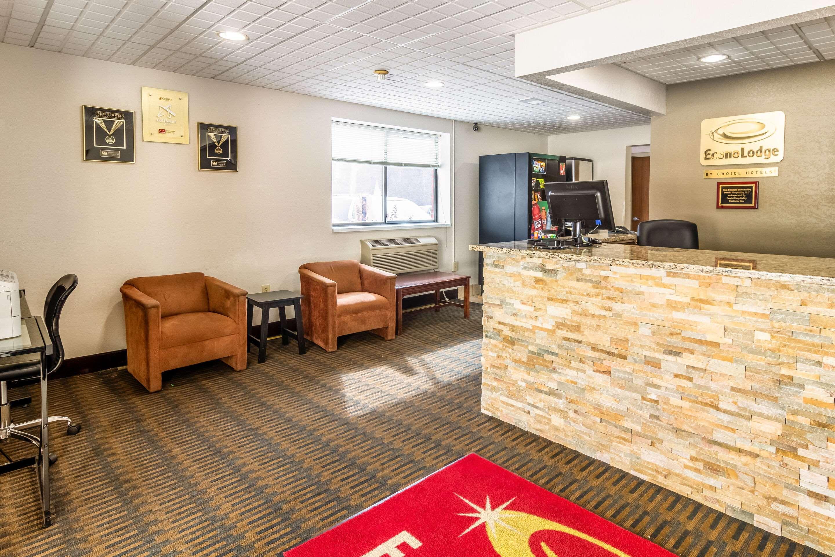 Econo Lodge Cadillac By Choice Exterior photo