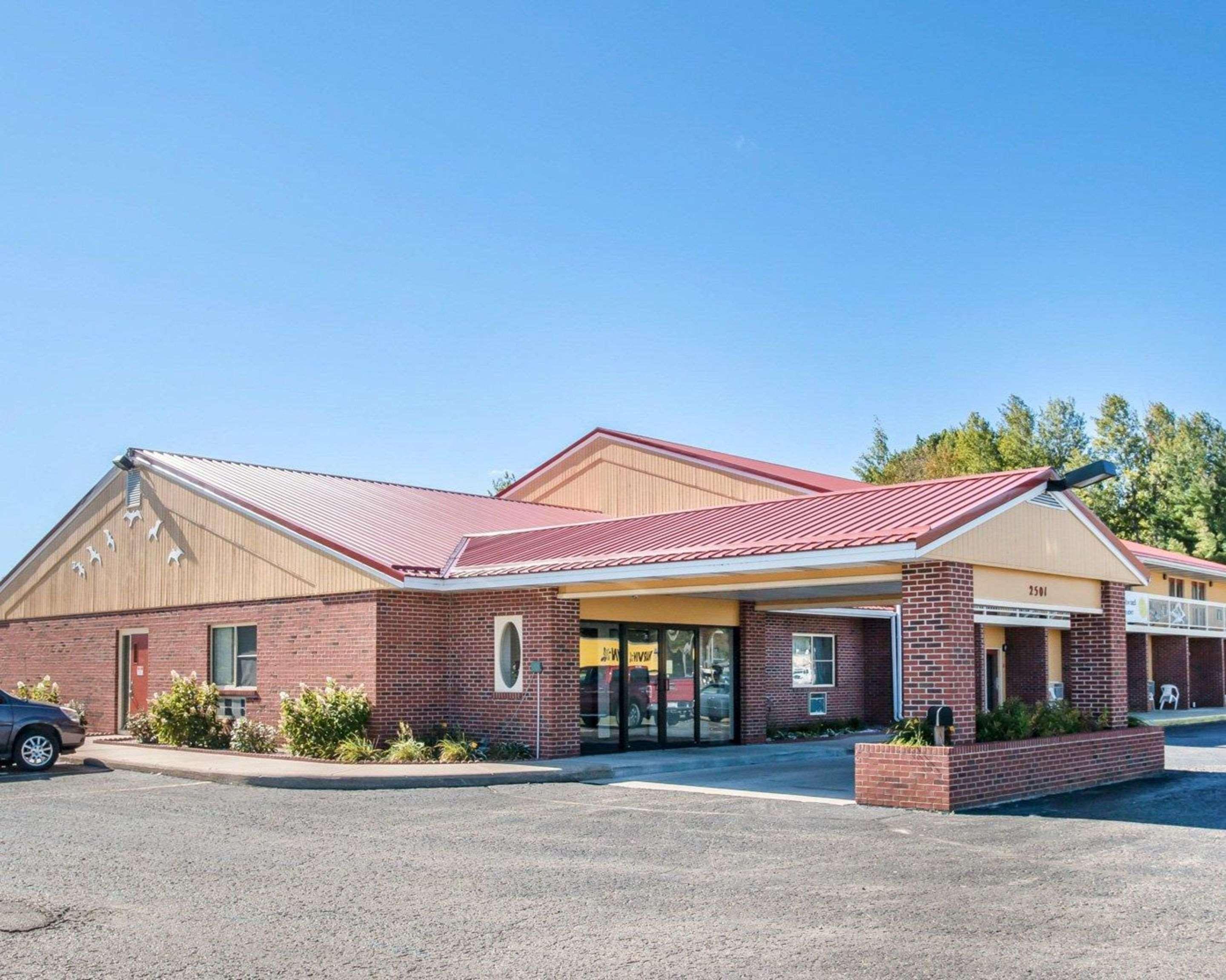 Econo Lodge Cadillac By Choice Exterior photo