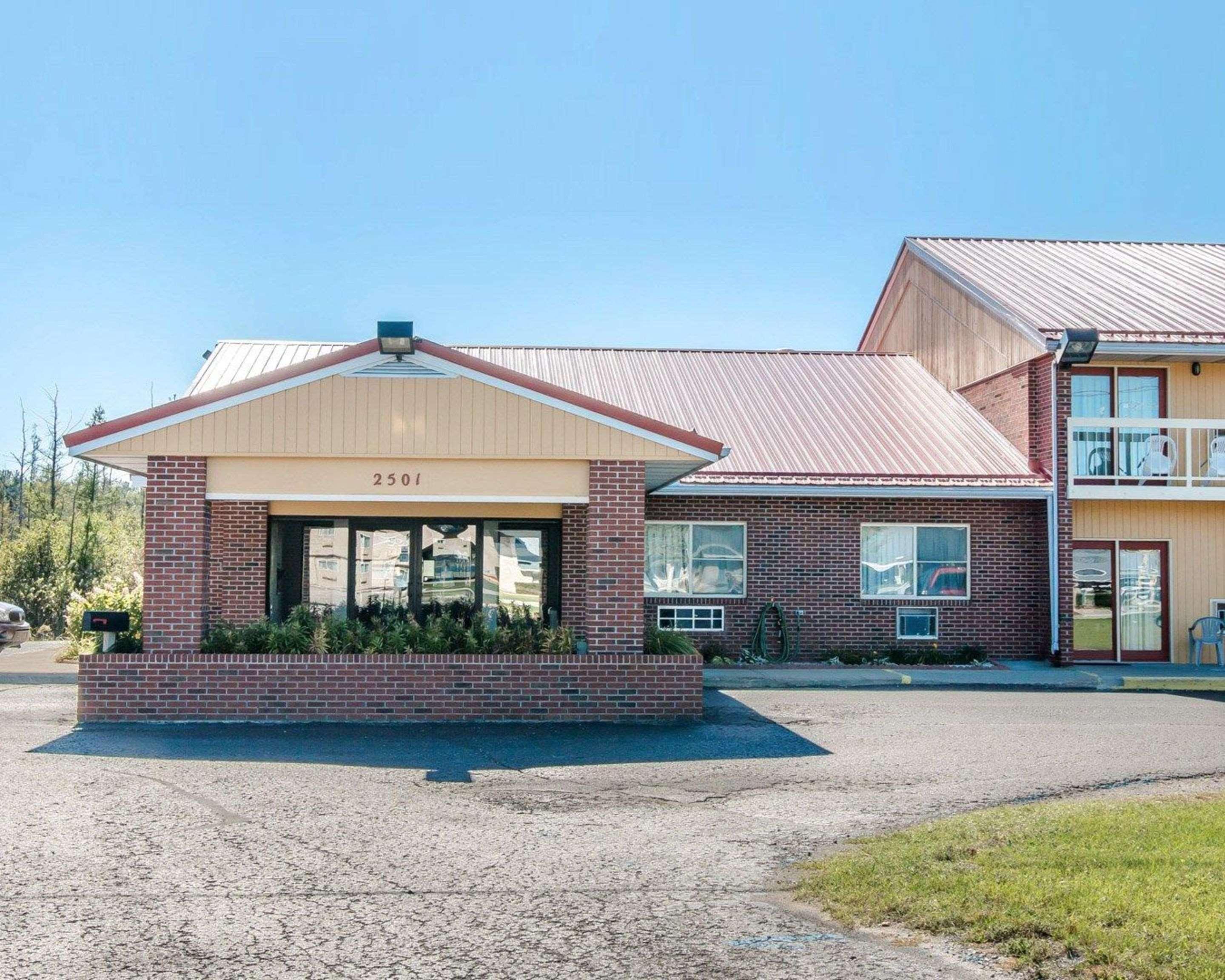 Econo Lodge Cadillac By Choice Exterior photo