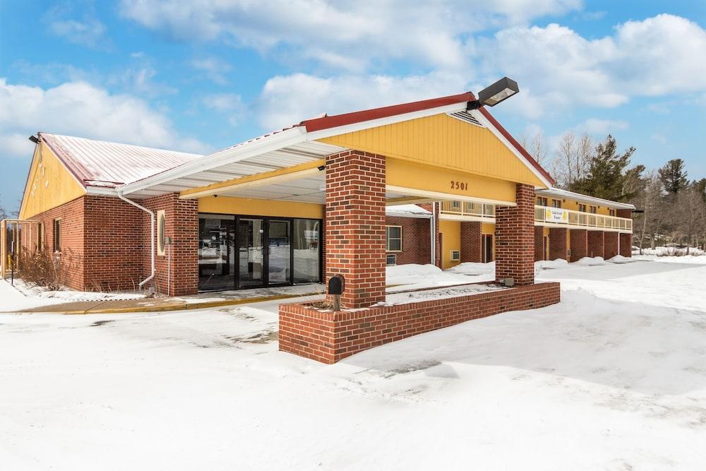 Econo Lodge Cadillac By Choice Exterior photo