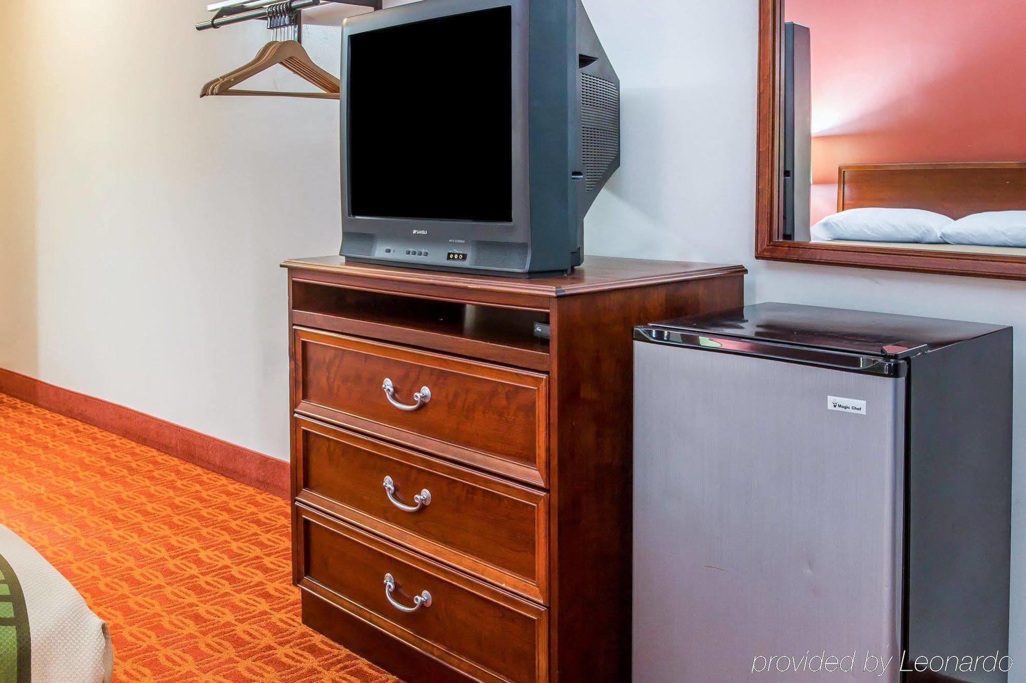 Econo Lodge Cadillac By Choice Exterior photo